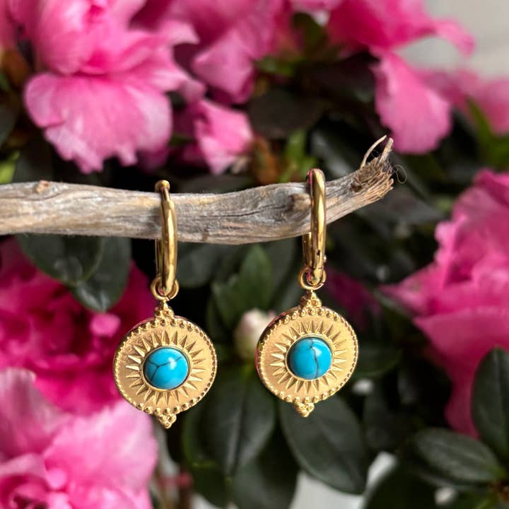 18kt guldbelagte turkis solskive huggie øreringe for engroshandel hos Ocean Ripples