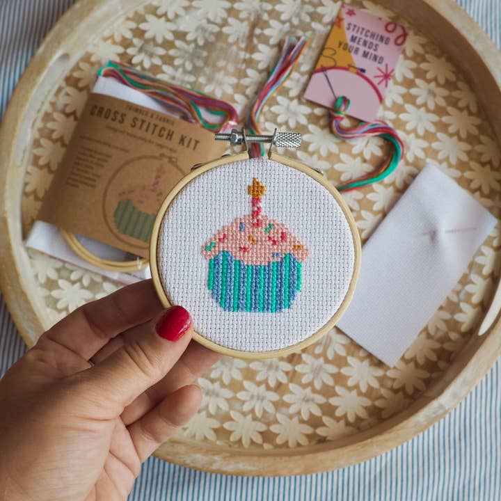 Kit de Mini Ponto Cruz de Cupcake de Aniversário | Kit de Artesanato para Iniciantes por atacado de Thimble and Fabric