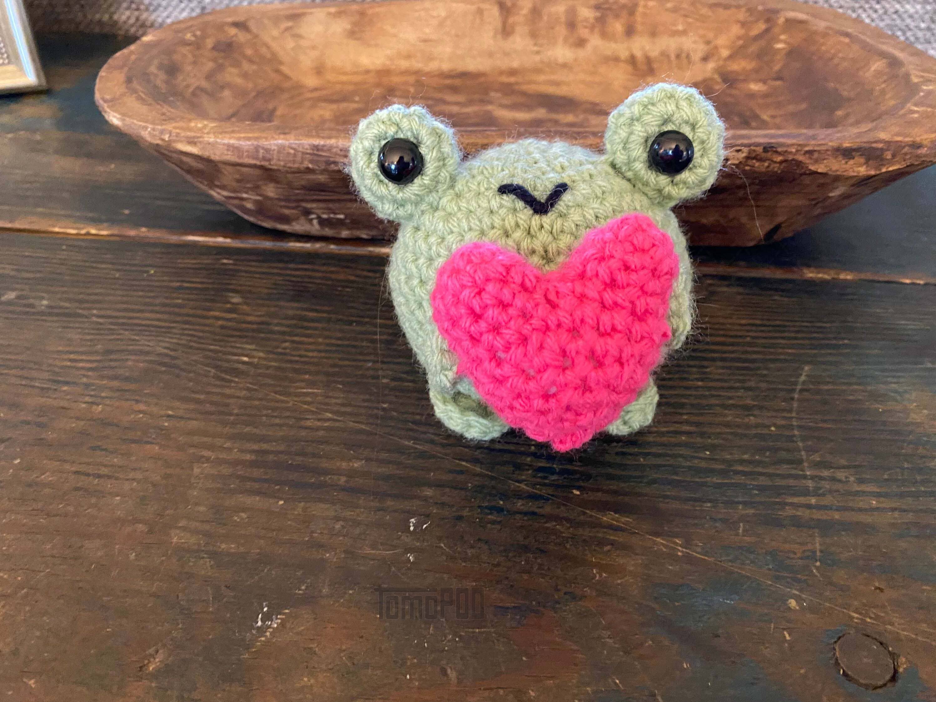 TOMOPOD LLC - Vente Peluche – enfant et bébé - Grenouille de Saint-Valentin au crochet avec cœur, cadeau de Saint-Valentin1