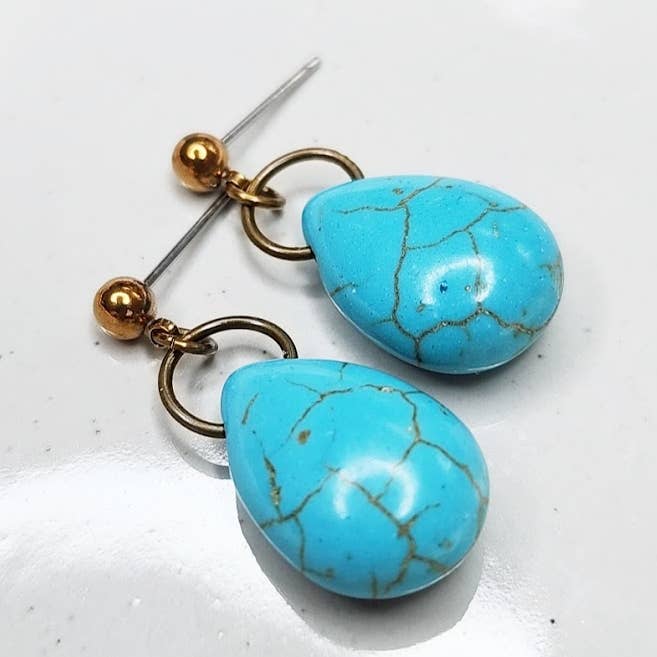 Turkooisblauwe Howliet & Antiek Messing Oorbel Hangers voor wholesale door Sara Sela Jewelry