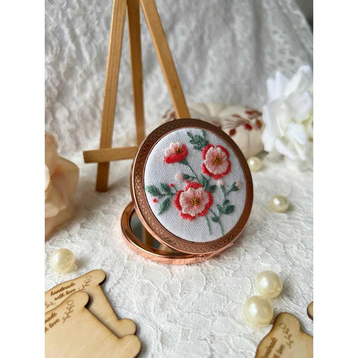 Maple Dream Store – Engroshandel Kompaktspejl – Lomme-spejl med vintage blomstermotiv, håndbroderet9