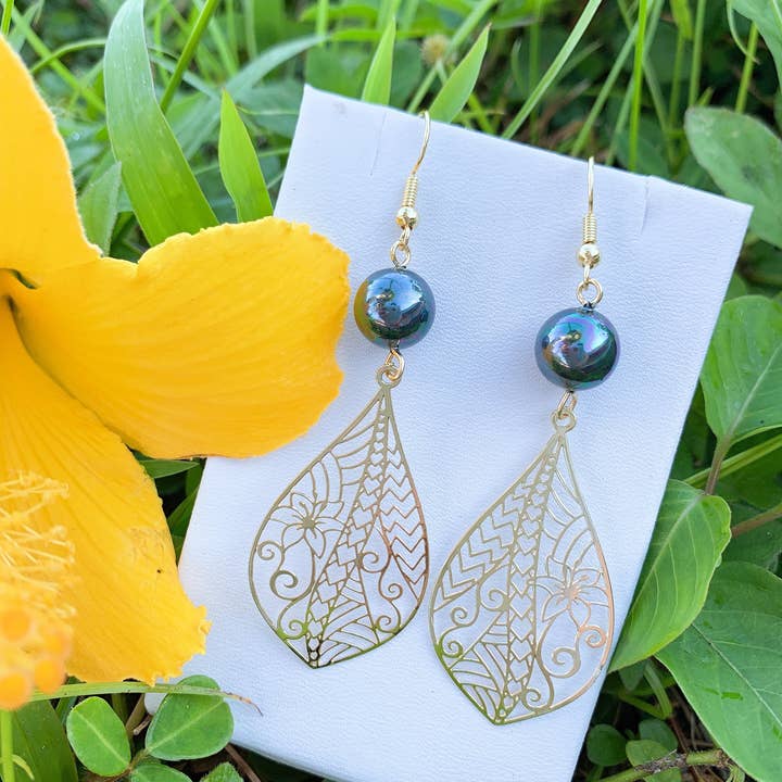 Anela's Jewelry - Wholesale Pendant/Charm Necklace - Hawaiian Plumeria Flowers : Hamilton Gold Necklace with Shell Pearls2