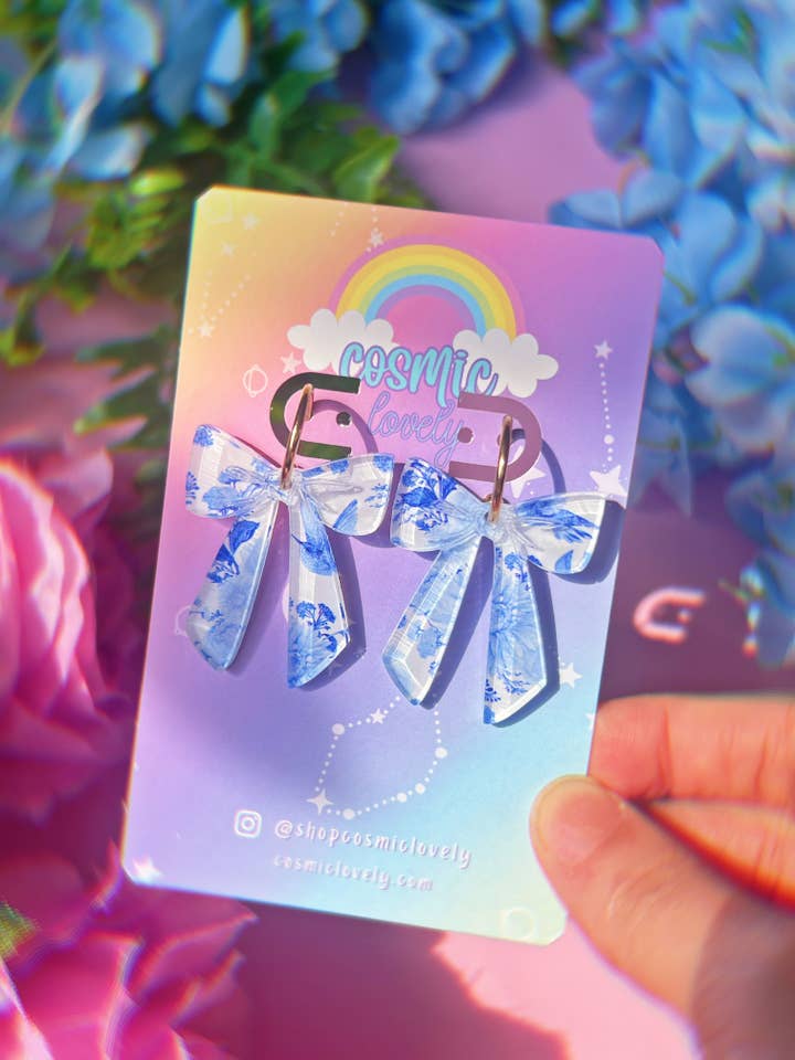 Chinoiserie kleine oorbellen met coquette strik voor wholesale door Cosmic lovely