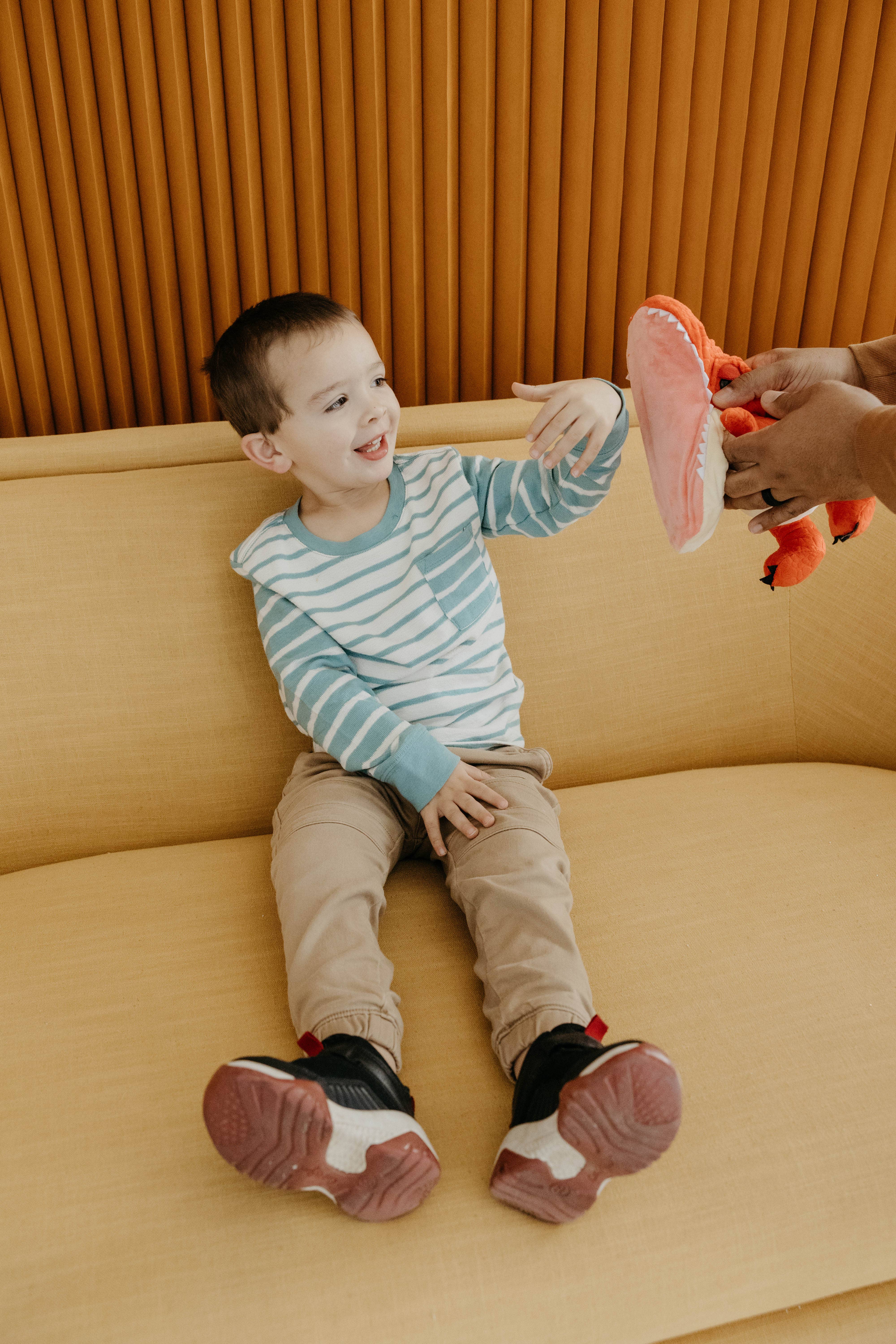 The Petting Zoo – Engroshandel Plyslegetøj - Børn og baby – 9" (23 cm) Slapstix Armbånd T-Rex Dinosaur Plysdyr Rød2