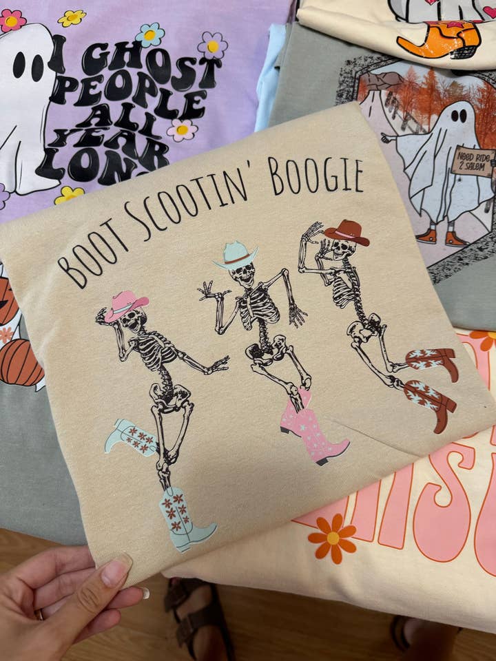 Maglietta e felpa "Boot scootin boogie with skeletons" per la vendita all'ingrosso da parte di Gunpowder and lace wholesale