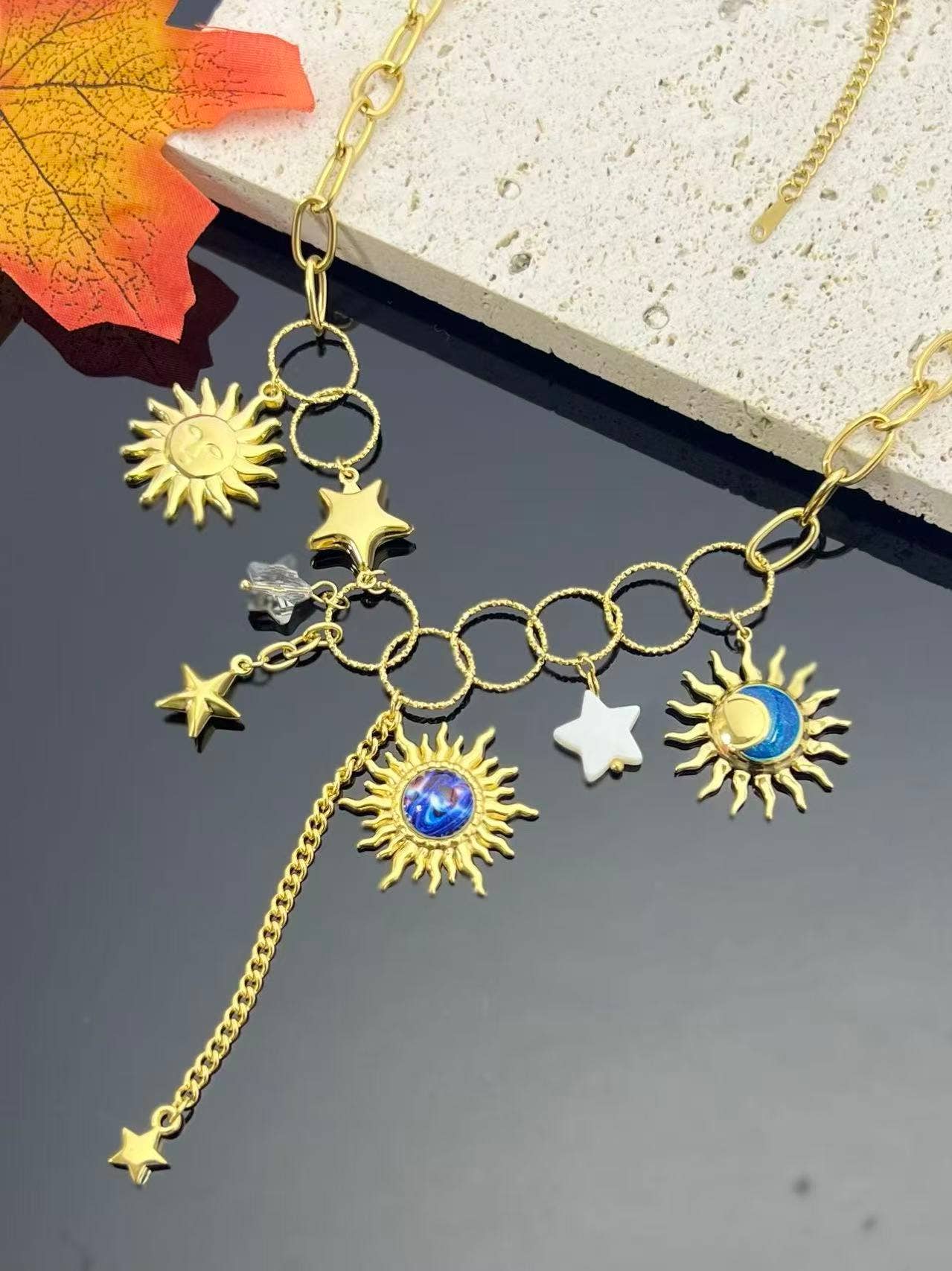 COSMOS – wholesale Hänge-/berlockhalsband – Halsband Stjärnor & Himlens Glans Berlocker Sol Måne Stjärnor0