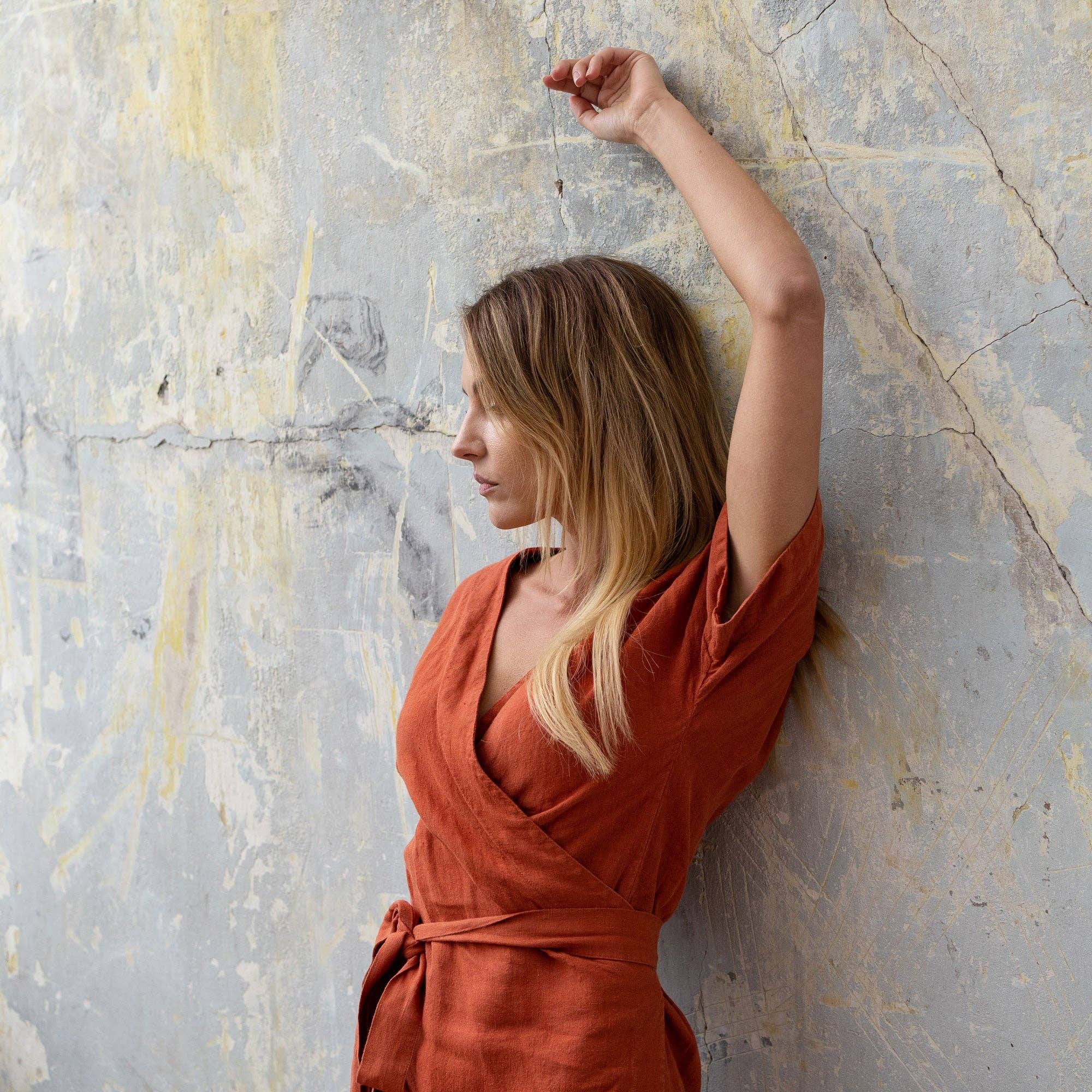 menique – Vestido - Mulher por atacado – Vestido Envelope Midi de Linho Natural Eliana para Praia de Verão7