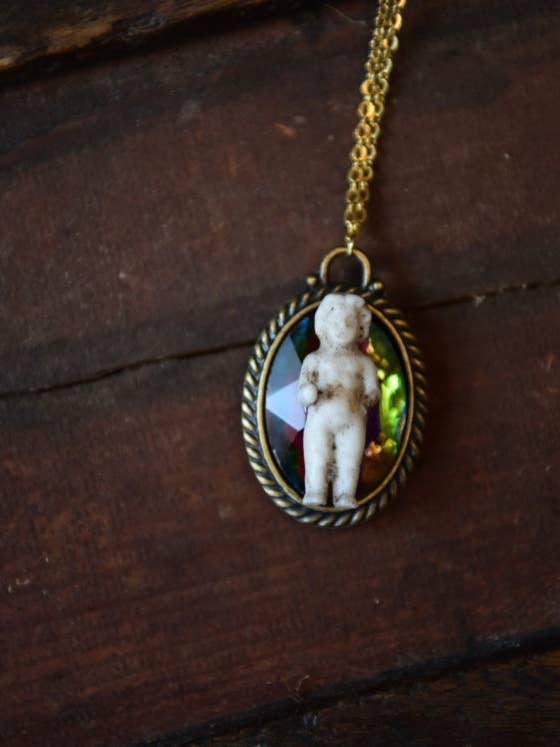 Charlotte aus Stein im Vintage-Stil für den Großhandel von Constellations Gallery