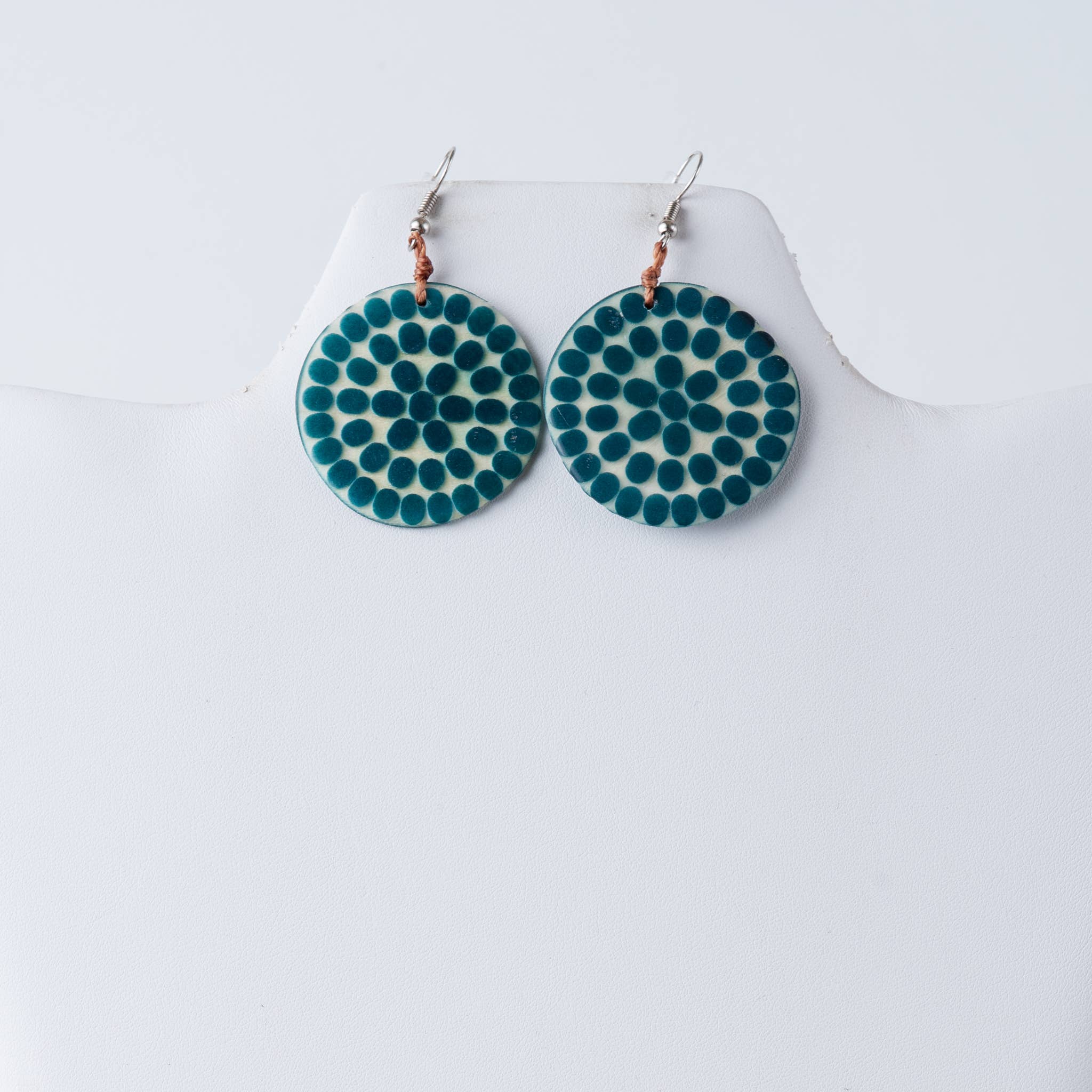 TaguArtsy - Vendita all'ingrosso Orecchini pendenti - Orecchini in Tagua Incisi a Punti4