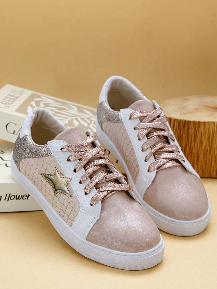 Suhkasana - Vente Baskets tendance – femme - Baskets à lacets en cuir PU avec patchwork d'étoiles pailletées dorées1