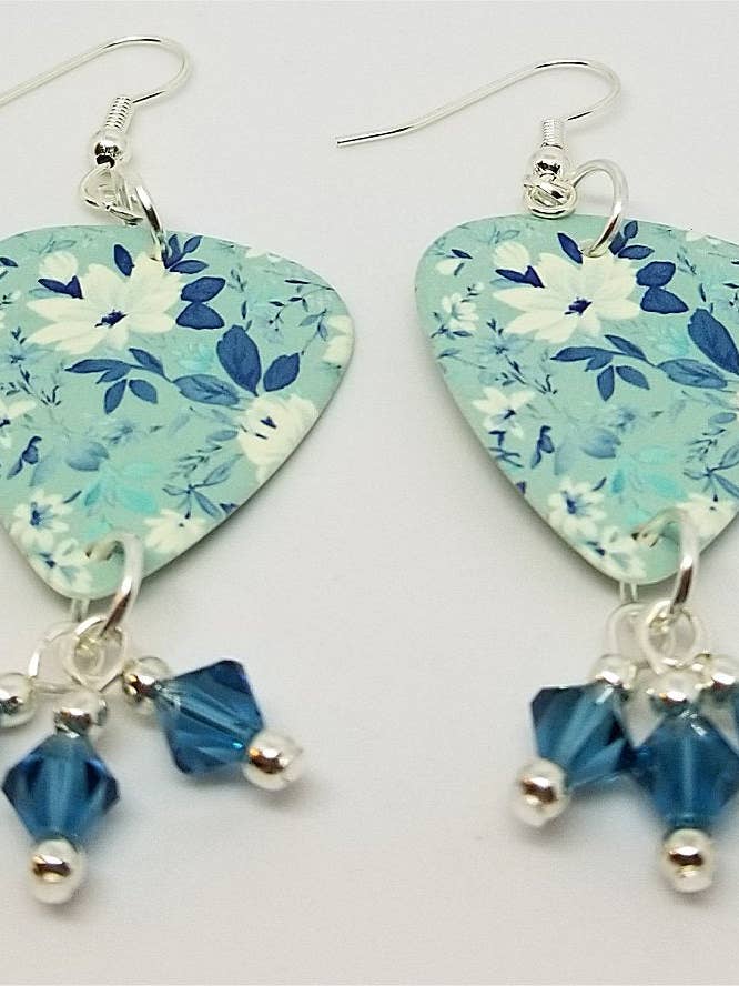 Pendientes con forma de púa de guitarra con flores azules y cristales de Swarovski para venta al por mayor de Simply Raevyn