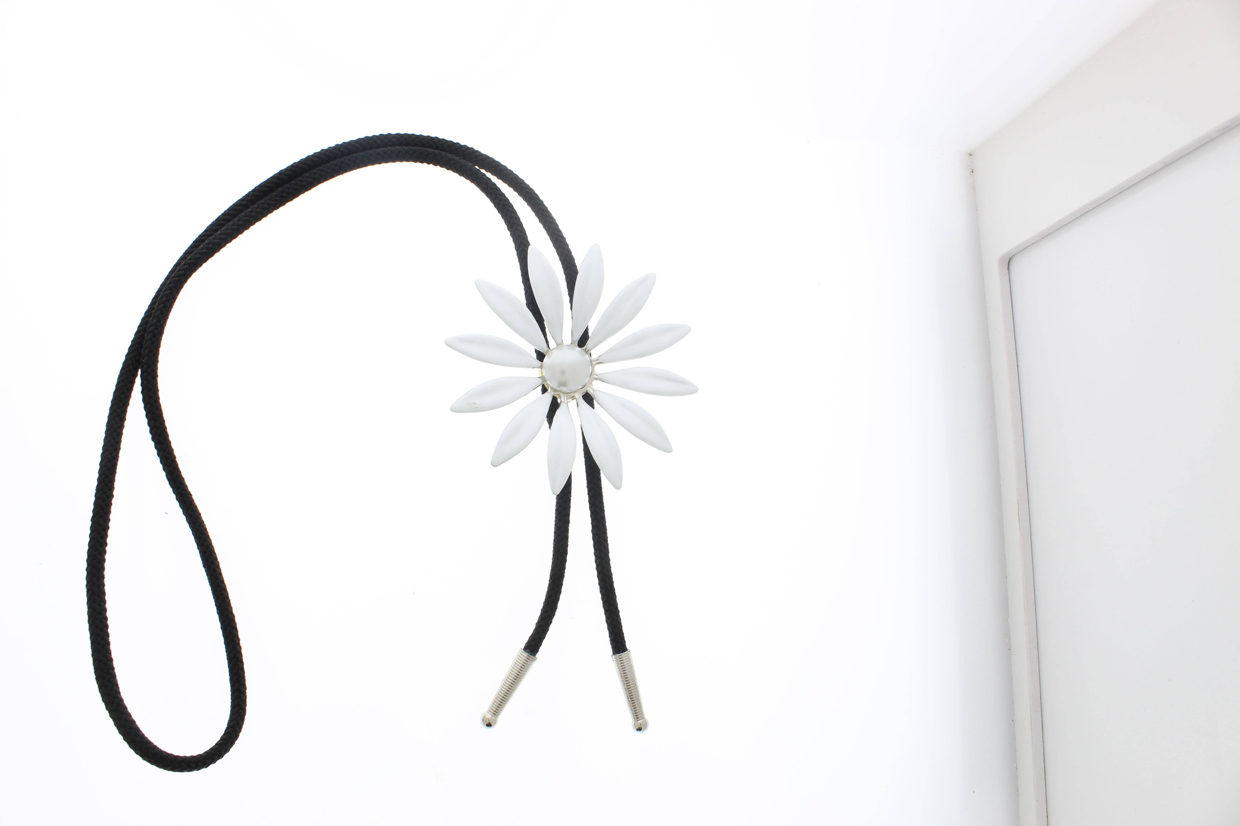 HHH Designs - Vente Colliers à pendentif - Cravate Daisy Bolo en émail 79 mm, pointes argentées, fabriquée aux États-Unis, chaque1