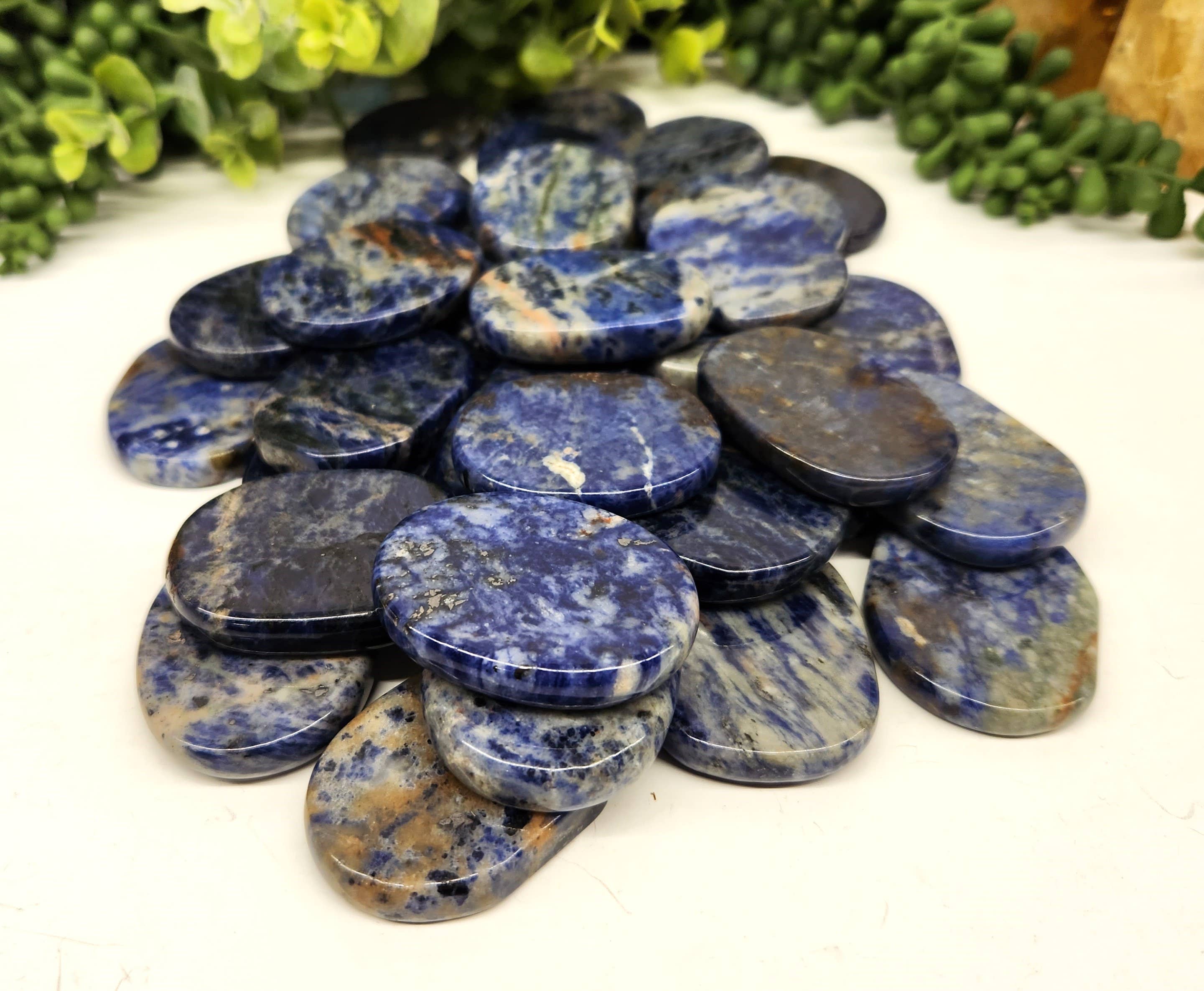 Meraki Gemstones – Engroshandel Spirituelle sten og krystaller – Sodalit flad glat oval sten (0,5 kg/1,1 lbs) -45x35x7mm0