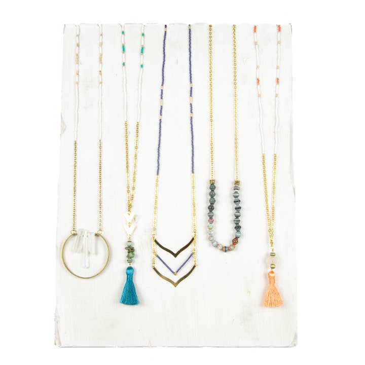 Lot de colliers longs en couleurs variées automne/hiver pour la vente par Nica Life