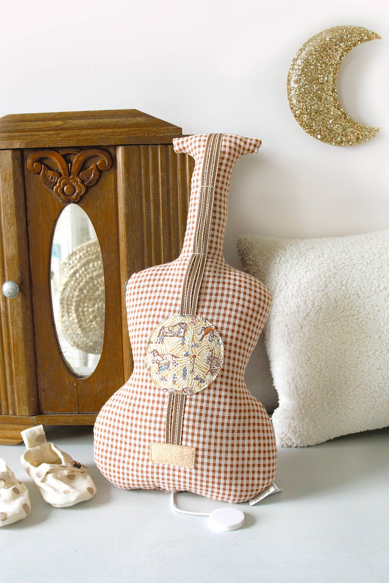 BARNABÉ AIME LE CAFÉ – Großhandel Musikspielzeug – Kind & Baby – Musikalische Gitarre1