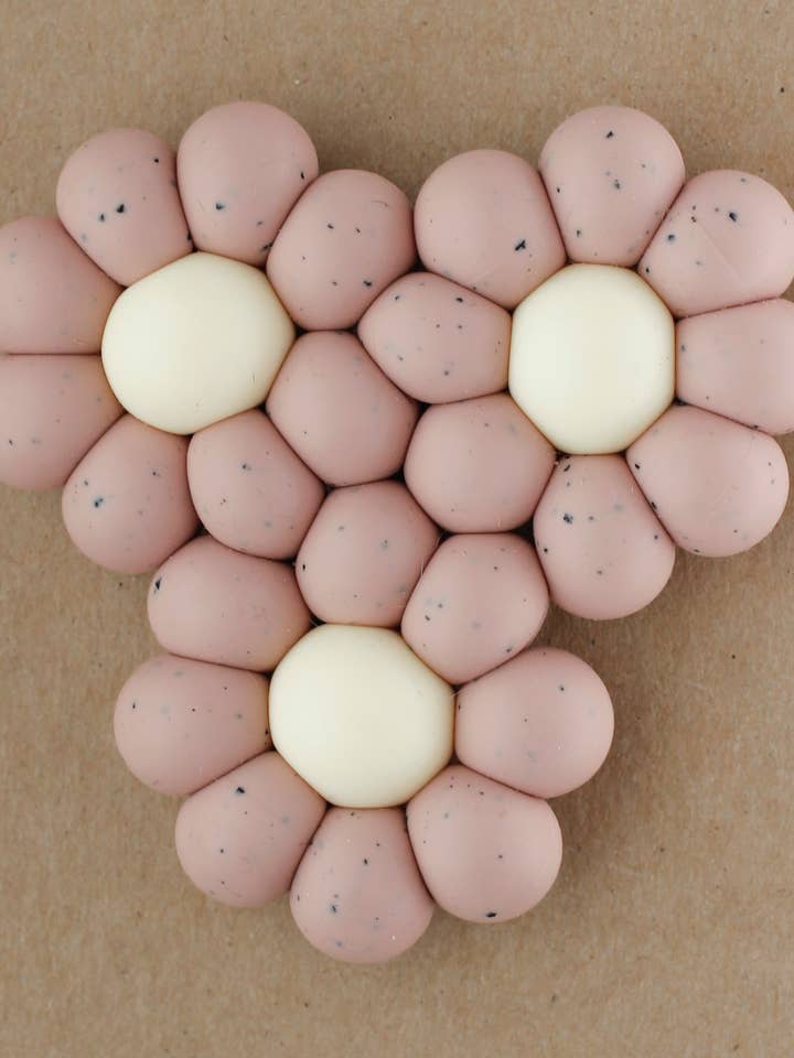 Anneau de dentition réfrigérant - Marguerite | Rose mouchetée pour la vente par Little Chew