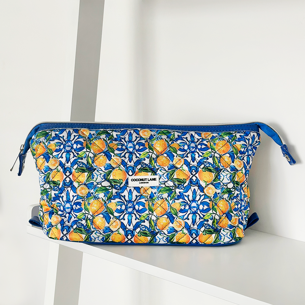 Coconut Lane - Vendita all'ingrosso Borsa per trucchi/cosmetici - Magic Lifestyle Pouch - Pochette trapuntata con stampa Amalfi Lemon3