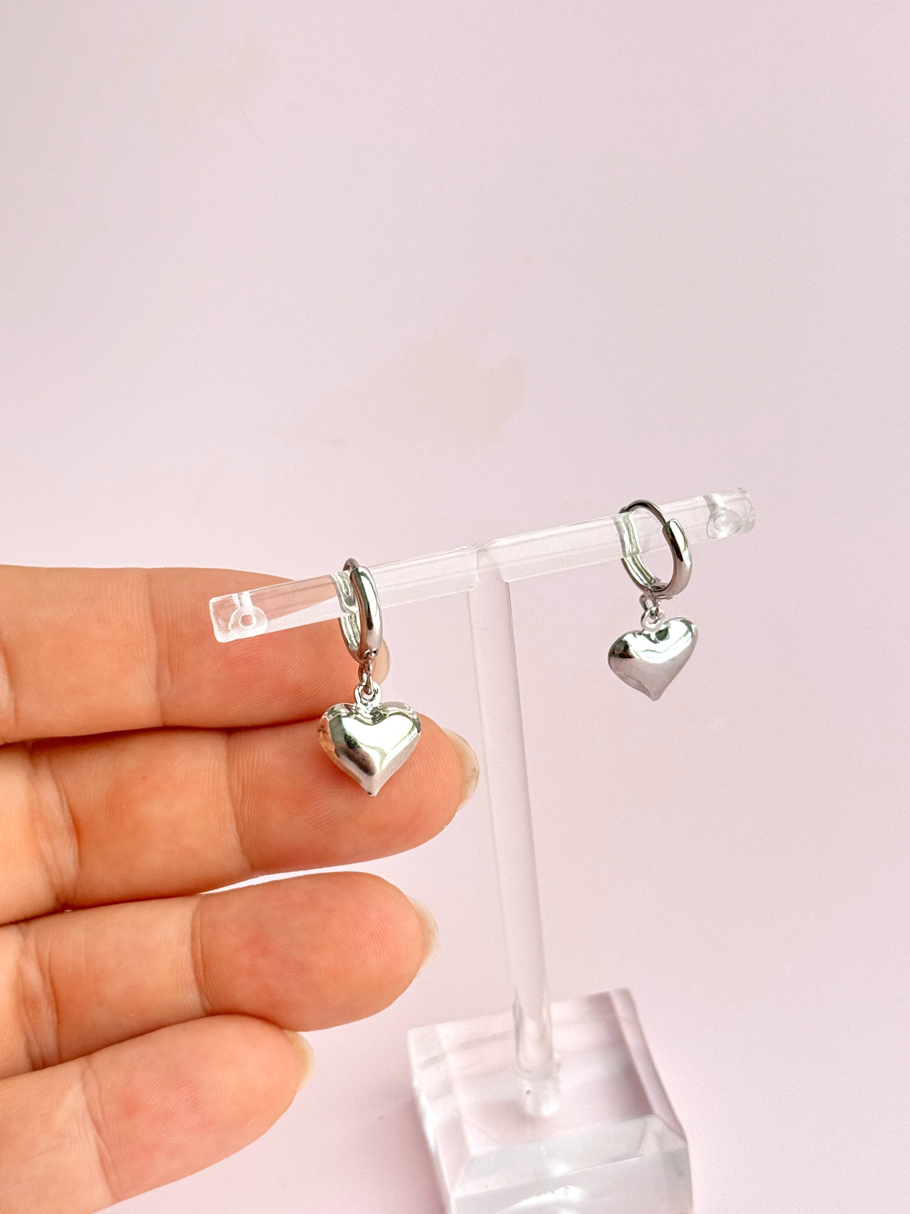 Golden Hour Designs - Vendita all'ingrosso Orecchini a cerchietto - Orecchini Huggie vintage a forma di cuore, per San Valentino, carini e alla moda4