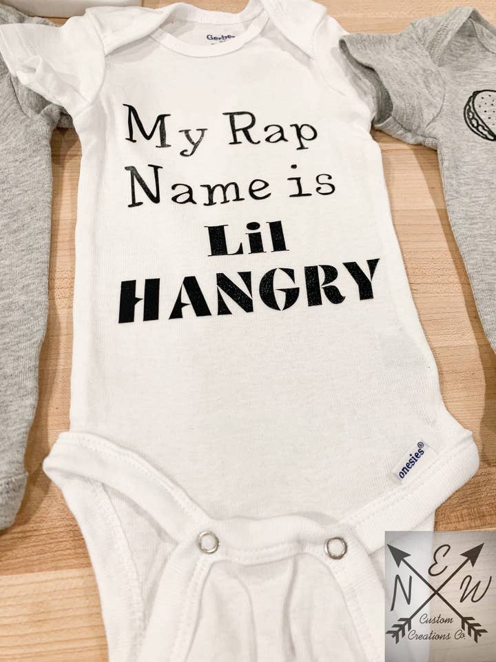 Mit Rap Navn er Lil Hangry Novelty 100% Bomuld Baby Bodysuit for engroshandel hos N.E.W. Custom Creations Co LLC