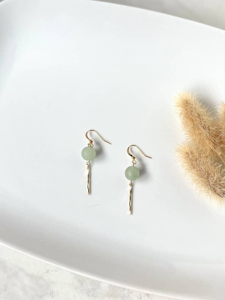 Natursten med hängande guldtacka (10 mm sten) för wholesale av MN Clay Co