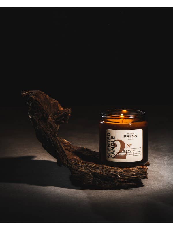 Velas perfumadas número 2: haba tonka, pimienta, pachulí para venta al por mayor de Press Gurwitz Perfumerie