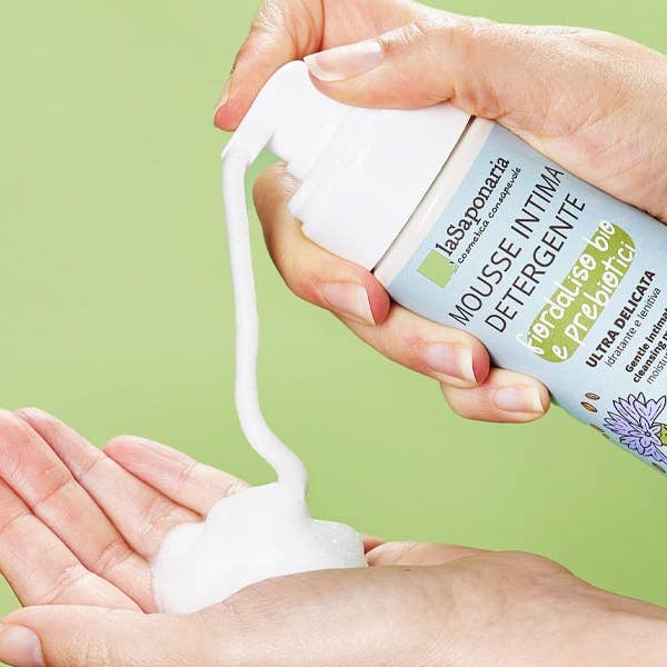 La Saponaria - Wholesale Intimate Cleanser/Wipe - Gentle intimate cleansing mousse - Organic Cornflower (100 ml)2