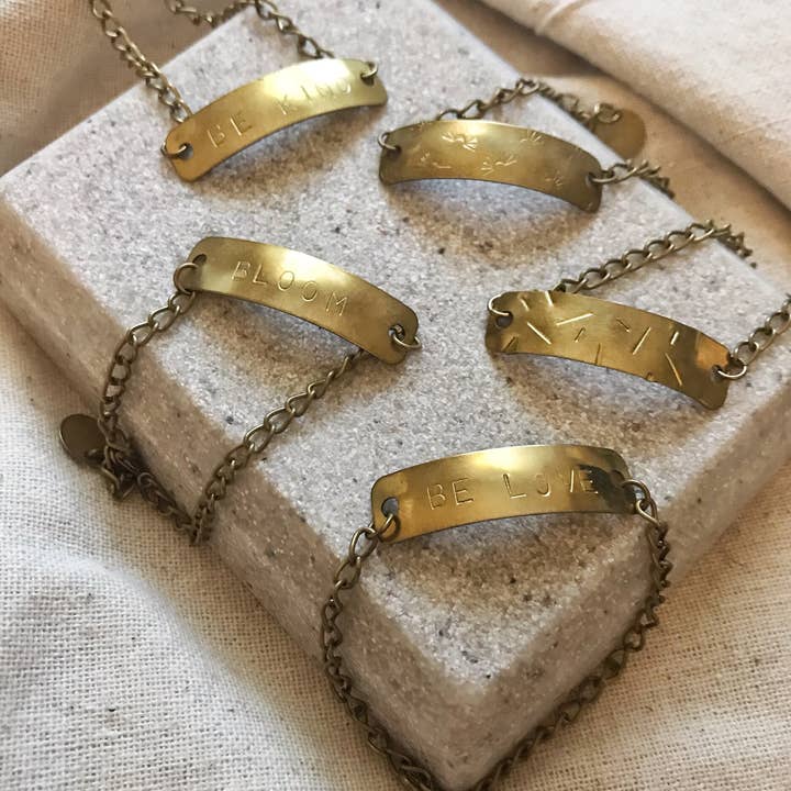 Verstelbare gestempelde Mantra ID-armband voor wholesale door Melissa Jenkins Designs