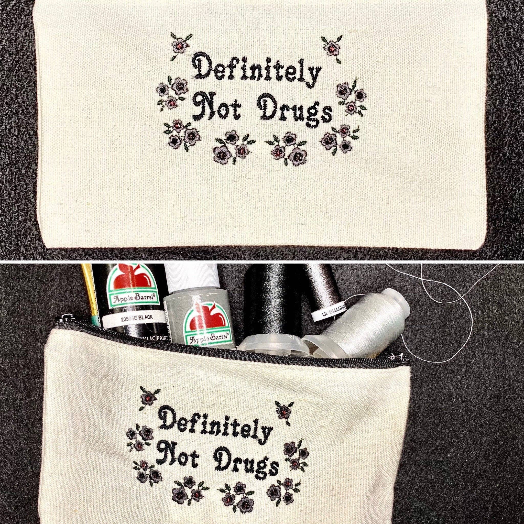 IncredibleGood Inc - Vente Pochette – femme - Definitely Not Drugs Pochette à fermeture éclair multifonctions brodée - Goth GF Black1