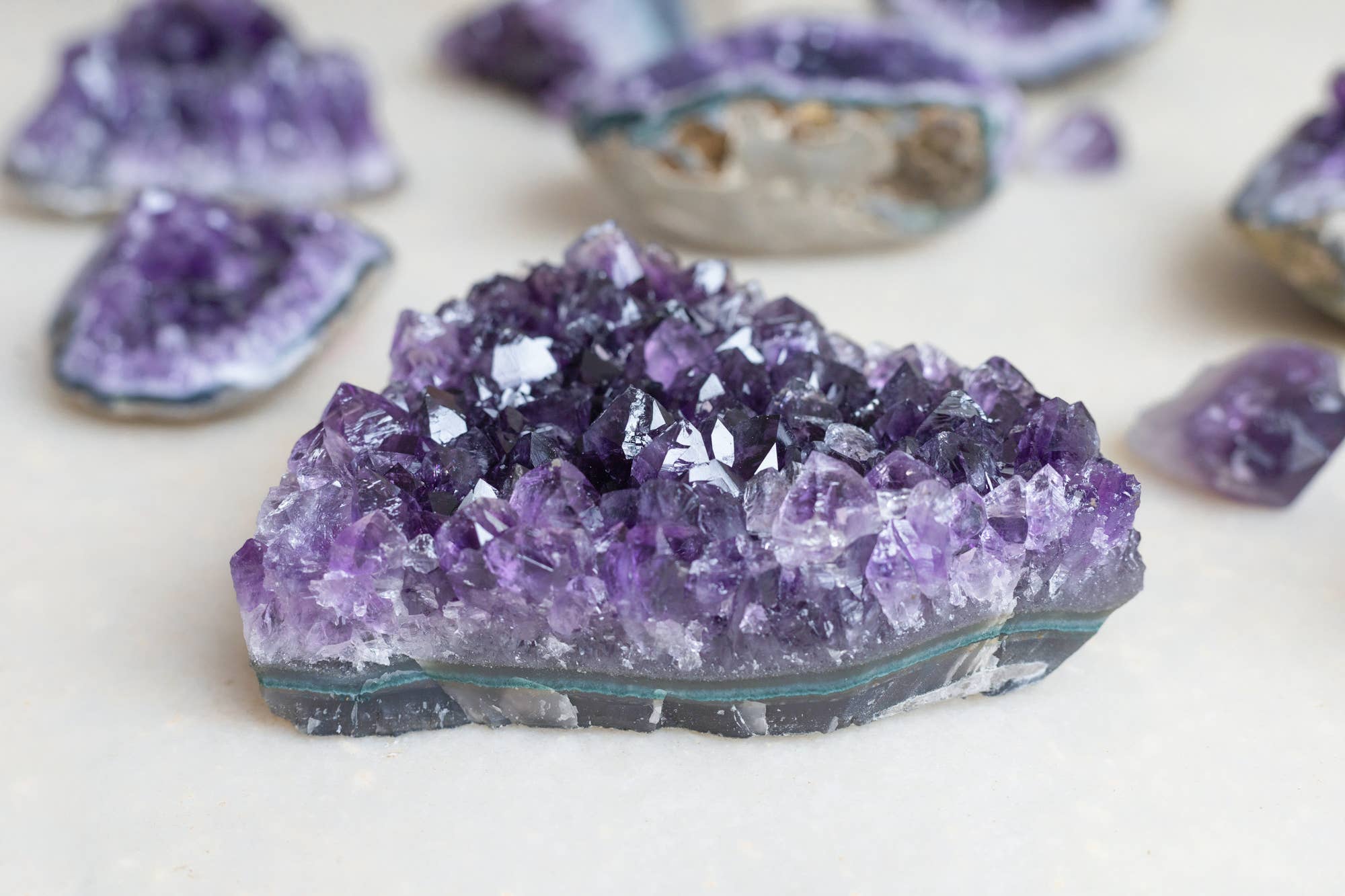 Deep Purple Project - Wholesale Ornament - Amethistclusters platte vorm, 5 lb diepe paarse clusters1