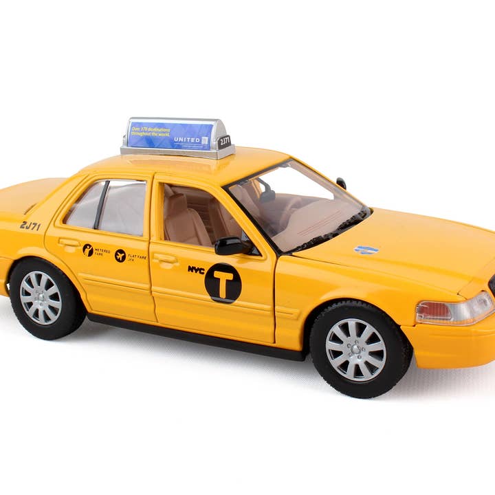 Daron Worldwide Trading - Venta al por mayor Coches/camiones de juguete - Niños - NY73337 New York City TAXI 1/24 de Daron Toys