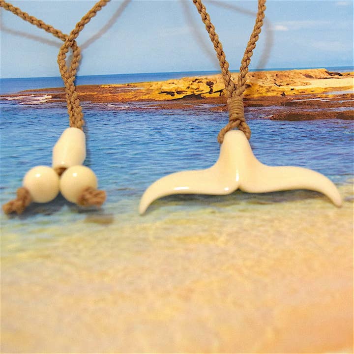 Paradise Treasures Jewelry – Colar pingente/pendente por atacado – Colar de Cauda de Baleia Havaiana, Colar de Cauda de Baleia Havaiana Esculpido à Mão em Osso de Búfalo, Presente de Natal B7009, Presente de Aniversário, Presente para Ele1