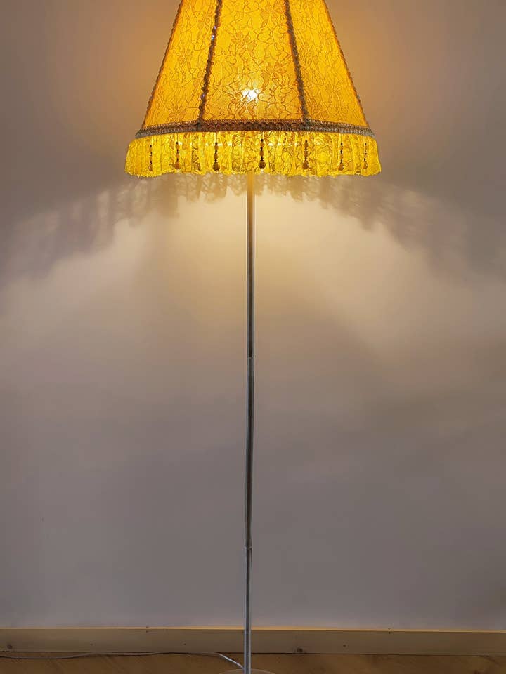 Golvlampa Berlin 14 för grossist - Ljusgul golvlampa med spetsmönstrad skärm för wholesale av DelightLamps