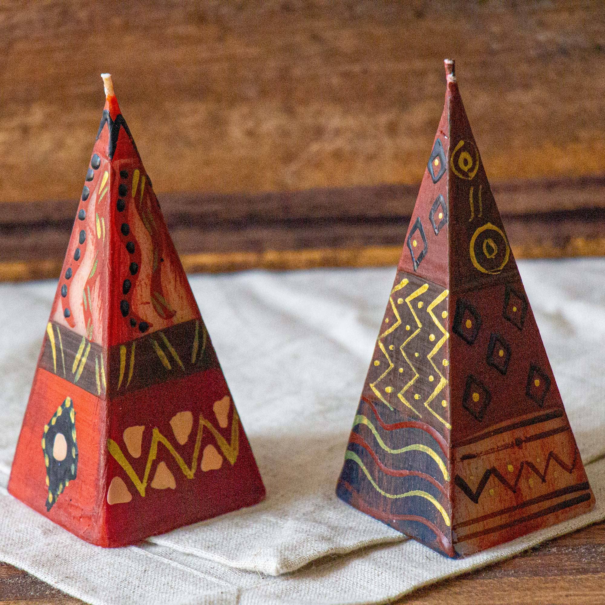 Global Crafts – Velas de decoração por atacado – Pyramid Candles, Box Set of 2 (Design Bongazi)1