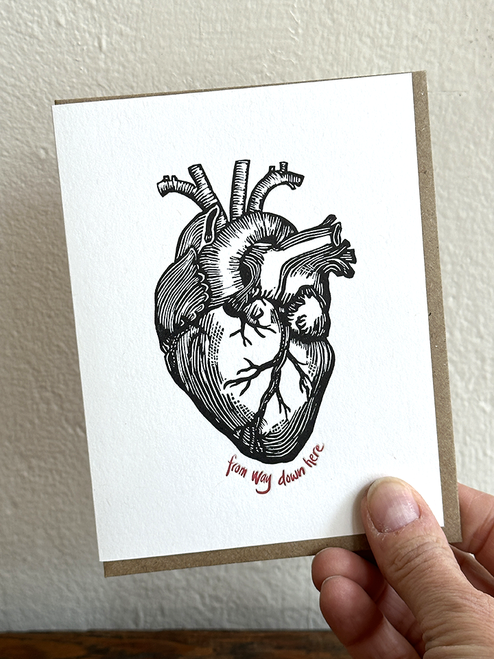 Lynn-oleum - Vente Cartes de déclaration d'amour - Carte typographique « From Way Down Here » en forme de cœur1