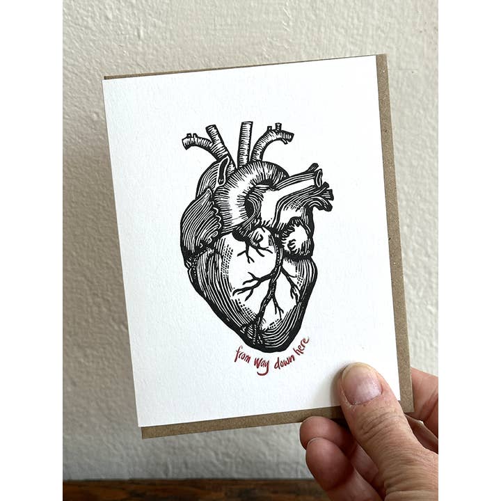 Lynn-oleum - Vente Cartes de déclaration d'amour - Carte typographique « From Way Down Here » en forme de cœur1