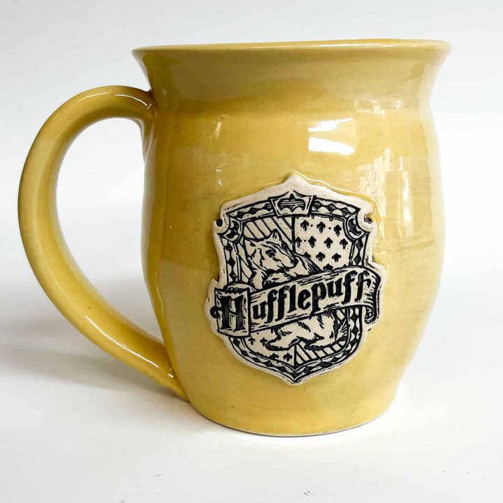 Hufflepuff 20oz Handgemaakte Keramische Mok voor wholesale door Pawley Studios Ceramics