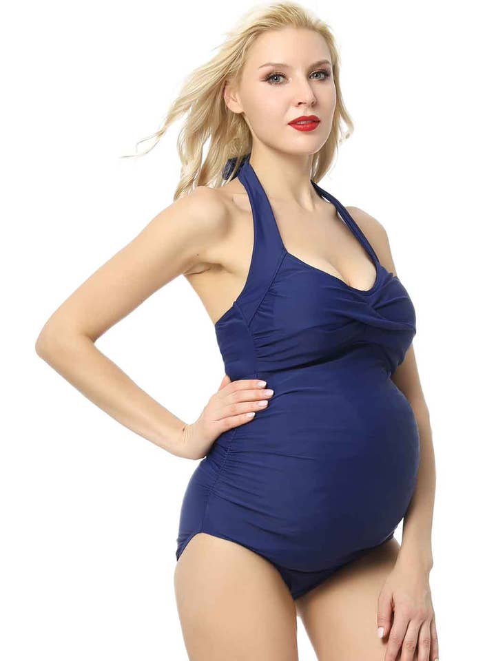 Marinha Kimi + Kai Maternity “Nancy” UPF 50+ maiô de maternidade de uma peça azul-marinho para venda a revendedores na Faire