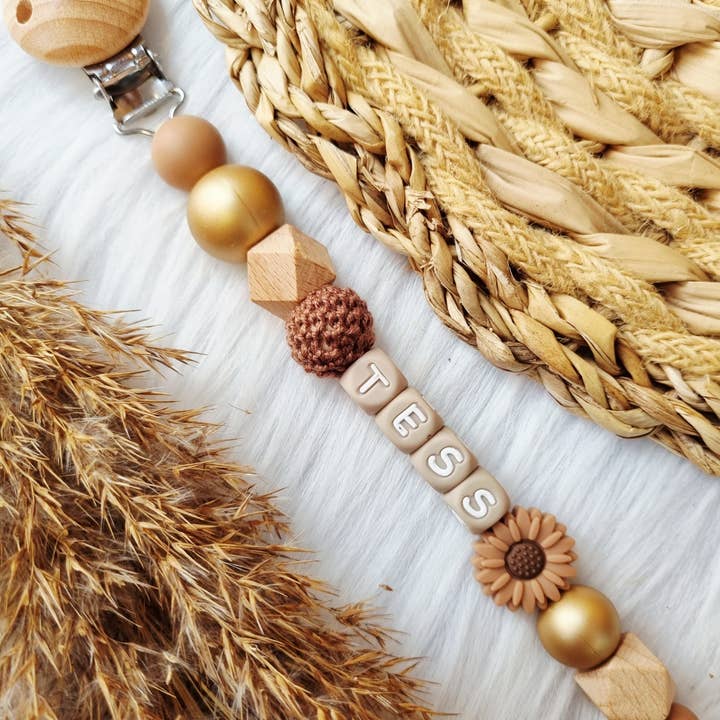 Happy by Lies - Wholesale Pacifier Clip - Baby - Speenkoord met naam - Daisy bruin, metallic goud, peach brons1