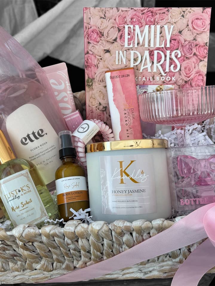 Panier-cadeau de luxe pour le soin de soi 🎀 pour la vente par Just K's Kandles & More