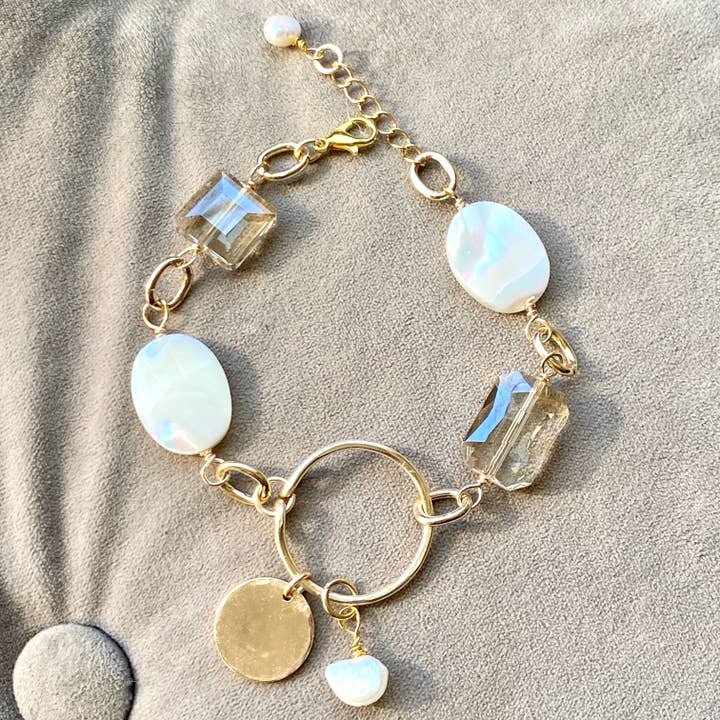 Armband aus Perlmutt, Süßwasserperle und Kristall für den Großhandel von Marble Designs Jewelry