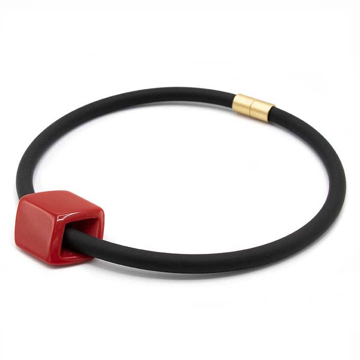 Colar statement de 1 fio Bold, preto (borracha 8 mm) com Cube Carmine por atacado de FATES, style with a story