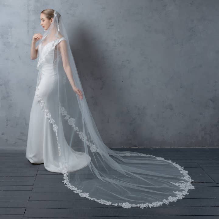 Farinosa Bridal – Großhandel Schleier – Damen – FS6221-AC Florales besticktes Spitzen-Brautkleid Engelschnitt 108"1