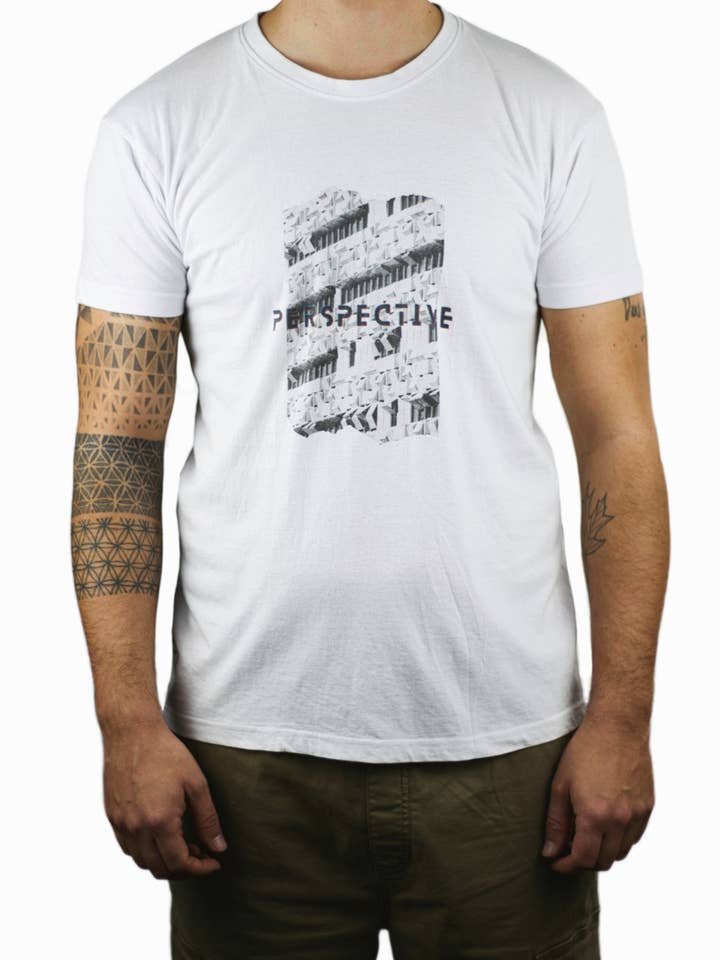 Camiseta masculina "Perspective" - branca por atacado de The Turtle Lab Shop