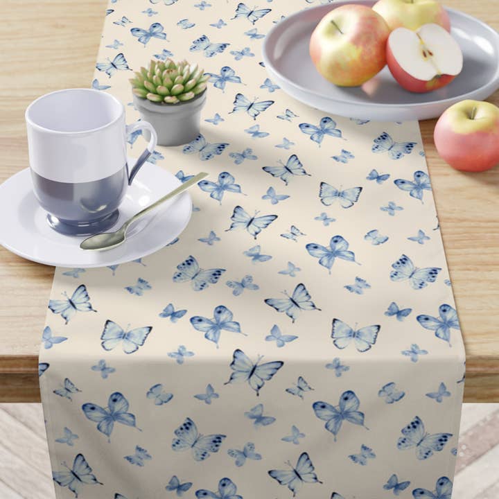 Chemin de table de mariée Blue Butterfly, 16 x 90 pouces pour la vente par Prestige Plume