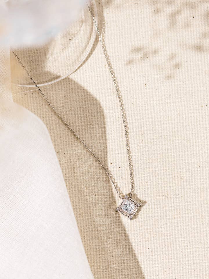 Collier en forme de grappe en argent sterling en forme de diamant pour la vente par Humble + Spark