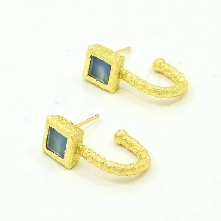 Boucle d'oreille créole Amara plaquée or - Calcédoine bleue pour la vente par Schmuckoo Berlin