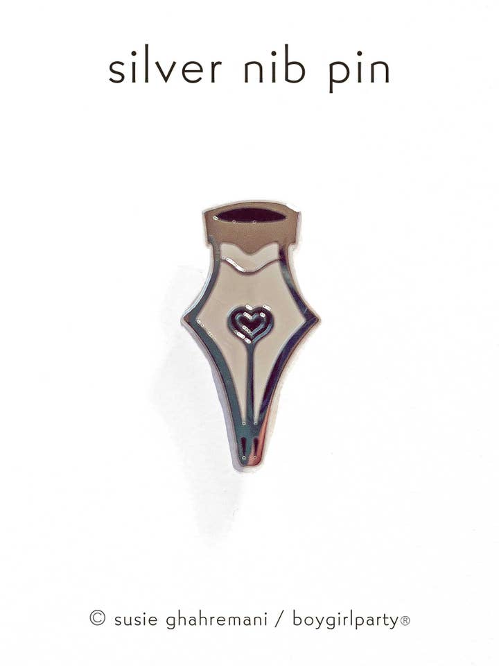 Épingle en émail plume de stylo-plume argentée — Épingle de revers papeterie pour la vente par Boygirlparty