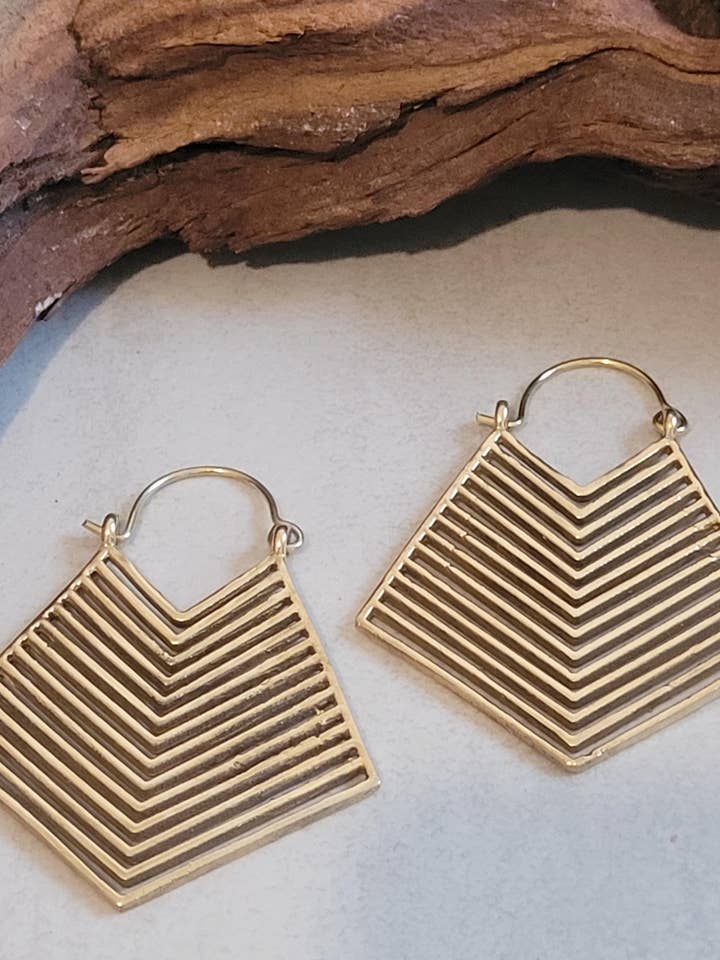 Boucles d'oreilles tribales aztèques en laiton Art déco en forme de triangle pour la vente par Laboheme