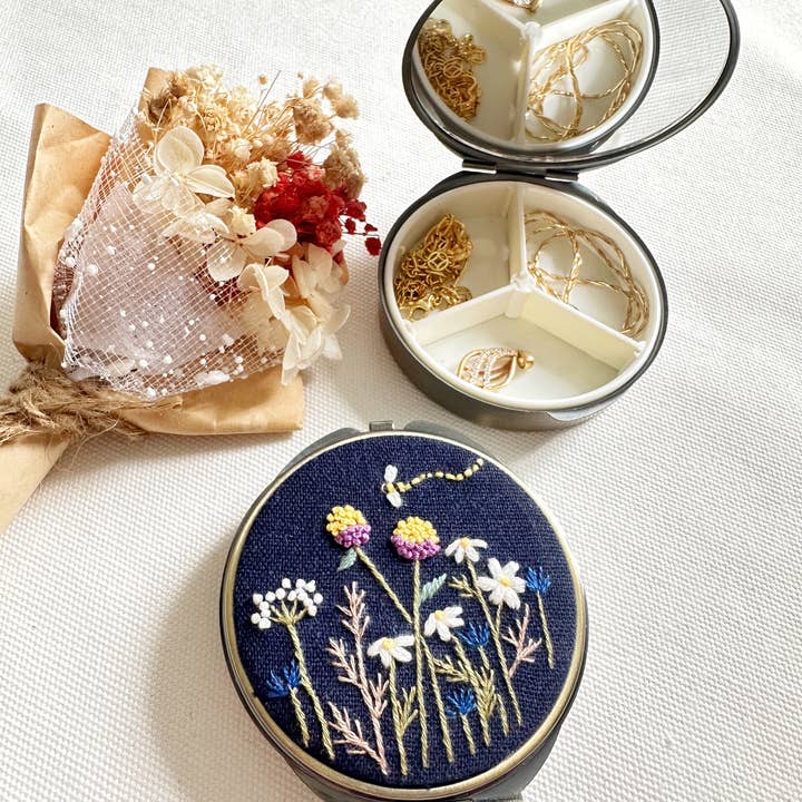 Quince Fables - Wholesale Jewelry Box/Organizer - Floral Embroidered Round Jewelry Box With Mirror
Success