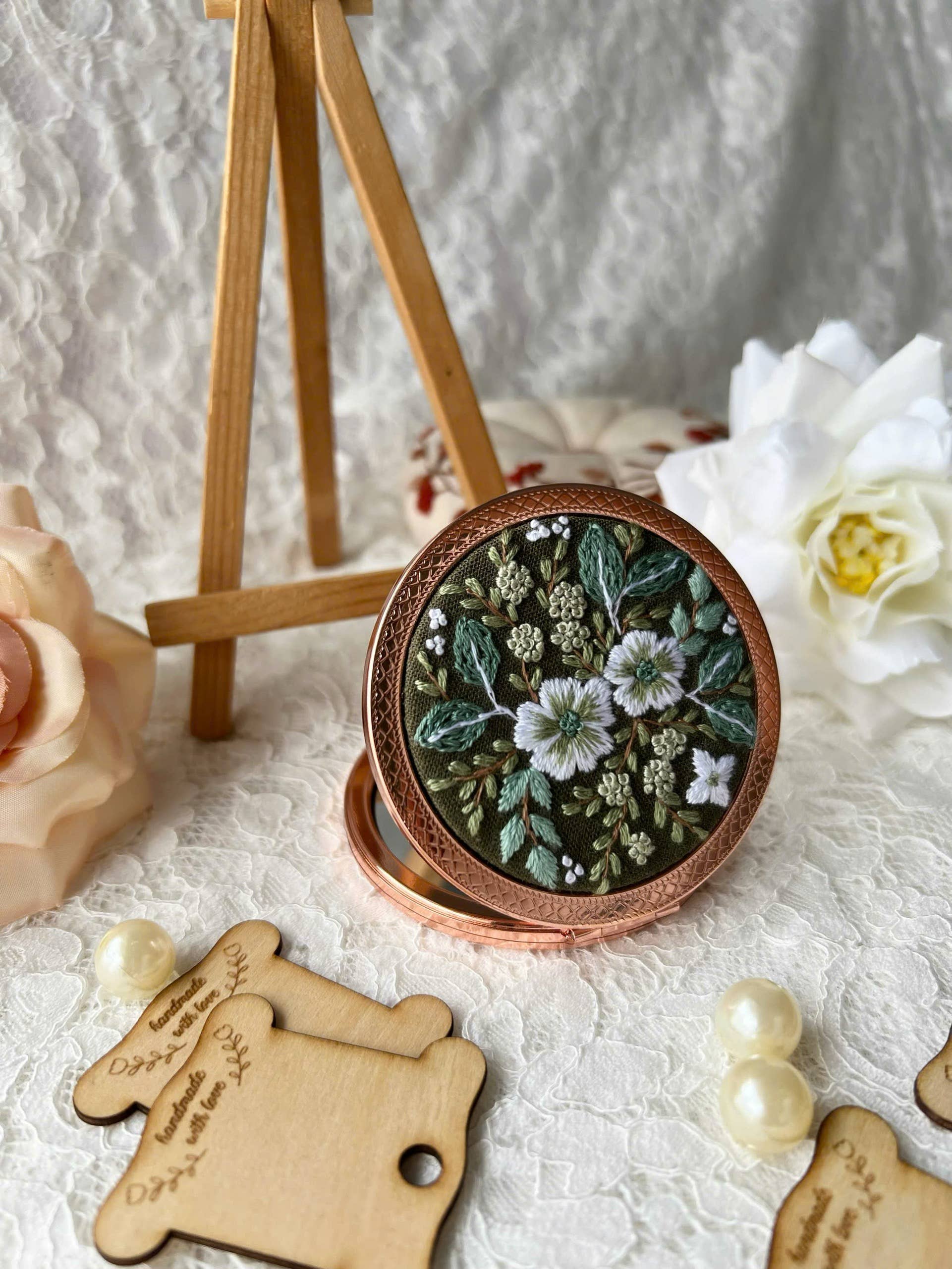 Maple Dream Store – Engroshandel Kompaktspejl – Lomme-spejl med vintage blomstermotiv, håndbroderet22